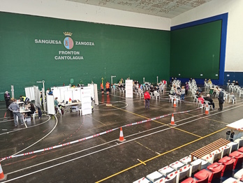 El frontón Cantolagua, con el dispositivo para las vacunaciones.