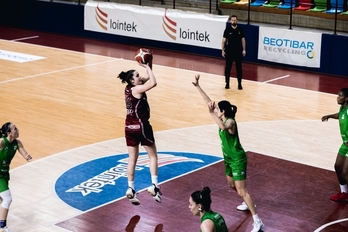 Paula Ginzo y Laura Pardo, frente a frente en el reciente derbi de Maloste. (LOINTEK GERNIKA BIZKAIA)