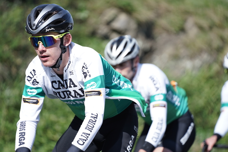 Josu Etxeberria, en el reconocimiento del miércoles de la etapa de la Itzulia de Ondarroa. (Prensa CAJA RURAL)