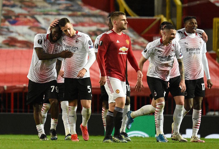 Jugadores del Milan celebran el empate en el 92 ante el Manchester United. (Oli SCARFF/AFP)