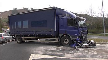 La fatal colisión entre el camión y la moto. (EITB MEDIA)