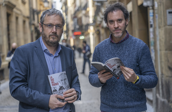 Urko Aiartza eta Jon Jimenez, liburua eskuetan dutela. (Andoni CANELLADA | FOKU)