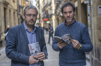 Urko Aiartza eta Jon Jimenez, liburua eskuetan dutela. (Andoni CANELLADA | FOKU)