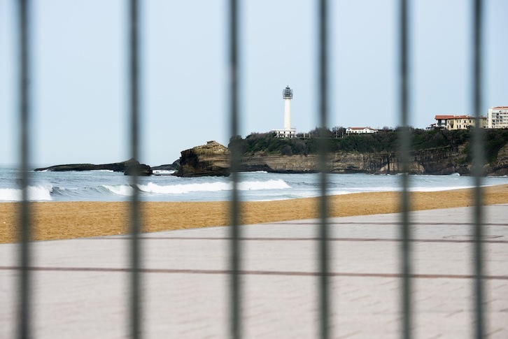 La Gran Playa de Biarritz, el segundo día del confinamiento de marzo. (GUILLAUME FAUVEAU)