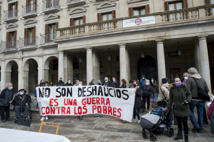 Protesta de los vecinos de las viviendas ocupadas de Olarizu. (Iñigo URIZ/FOKU)