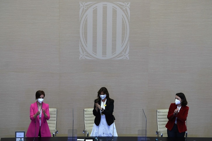 Laura Borràs, en el centro, junto a las vicepresidentas del Parlament Anna Caula y Eva Granados. (Josep LAGO/AFP)