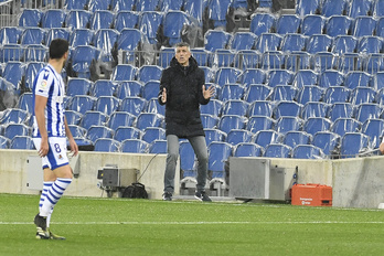 Imanol da instrucciones a Merino en el últomo partido contra el Levante. (Gorka RUBIO/FOKU)