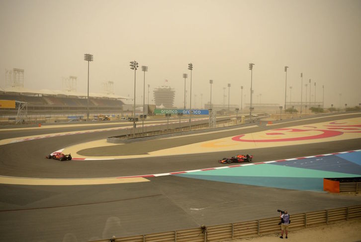 Verstappen persigue a Sainz en el test de Sakhir durante la tormenta de arena. (Mazen MAHDI/AFP)