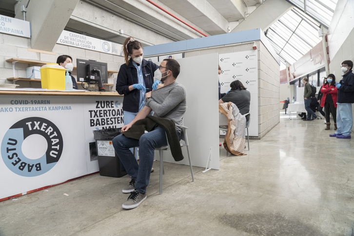 Jornada de vacunación con el producto de AstraZeneca hace unos días en Illunbe. (Gorka RUBIO I FOKU)