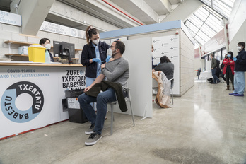 Jornada de vacunación con el producto de AstraZeneca hace unos días en Illunbe.      (Gorka RUBIO I FOKU)