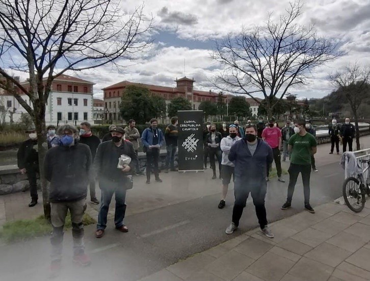 Ehun mugimenduak Loiolako kuartela herritarrentzat berreskurtako duela egin dute publiko.