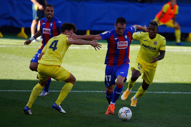 Kike intenta avanzar con el balón en una imagen del partido de la primera vuelta entre Eibar y Villarreal. (Omar ARNAU/AGENCIA LOF)