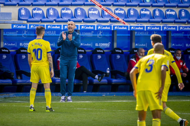 Abelardo anima a sus jugadores desde la banda de Mendizorrotza. (Jaizki FONTANEDA/FOKU)