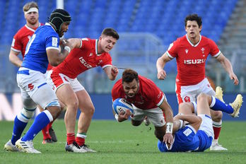 El italiano Marcello intenta frenar al galés Violi Willis Halaholo en el Seis Naciones. (Tiziana FABI/AFP) 