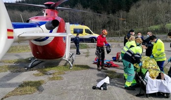 Momento en el que preparan el traslado en helicóptero del ciclista herido. (Ertzaintza) 