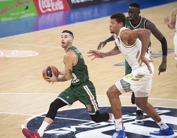 Vildoza intenta penetrar ante la presencia del amdridista Tavares en un partido de Euroliga de la pasada temporada. Raúl BOGAJO/FOKU)