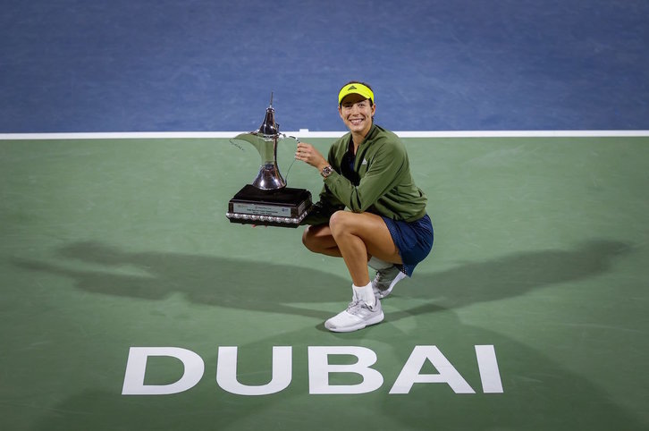 Garbiñe Muguruza posa feliz con el trofeo del torneo de Dubai tras vencer a Krejcikova. (DUBAI TENNIS CHAMPS)