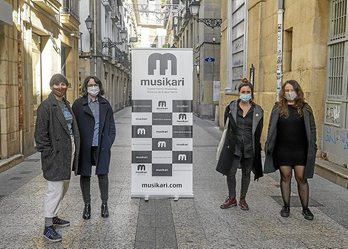 Musikari elkartea zuzentzeko ardura hartu duten emakumeetako lau.
