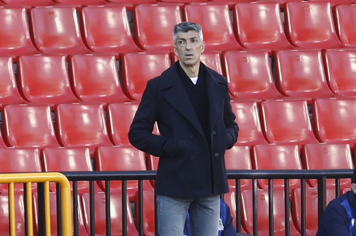 Imanol, contrariado en el transcurso del partido de Granada. (Agencia LOF)