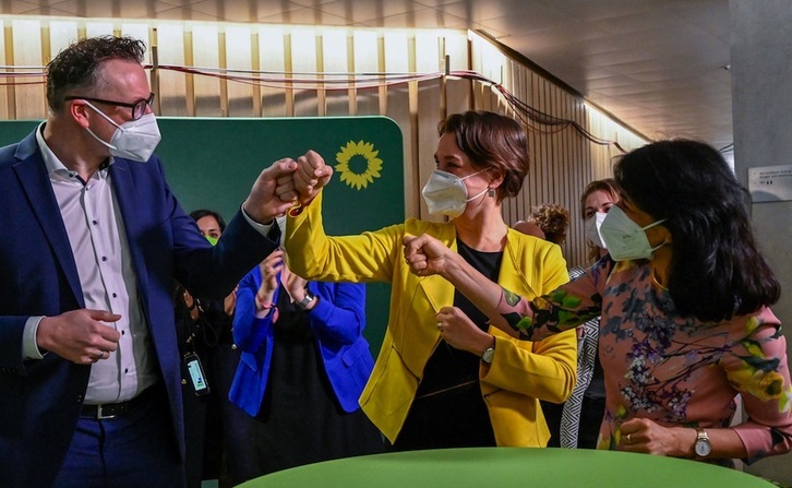 Representantes de los Verdes celebran la victoria lograda este domingo en las elecciones al Parlamento de Baden-Wuerttemberg. (Thomas KIENZLE | AFP)
