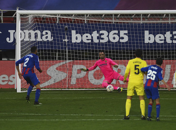 Burgos ha fallado un penalti a cinco minutos del descanso. (Jon Urbe/Foku)