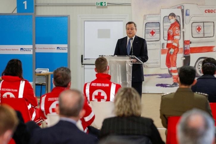 El primer ministro italiano, Mario Draghi, durante una visita a un centro de vacunación en el aeropuerto de Fiumicino, cerca de Roma. (Guglielmo MANGIAPANE | AFP)