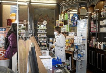 Imagen de una farmacia de Gasteiz. (Endika PORTILLO/FOKU)