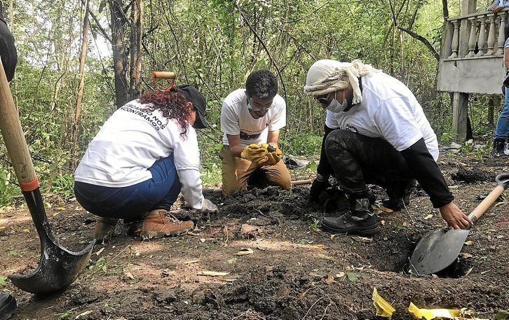 Familiares de personas desaparecidas buscan restos en La Gallera. (Orsetta BELLANI)