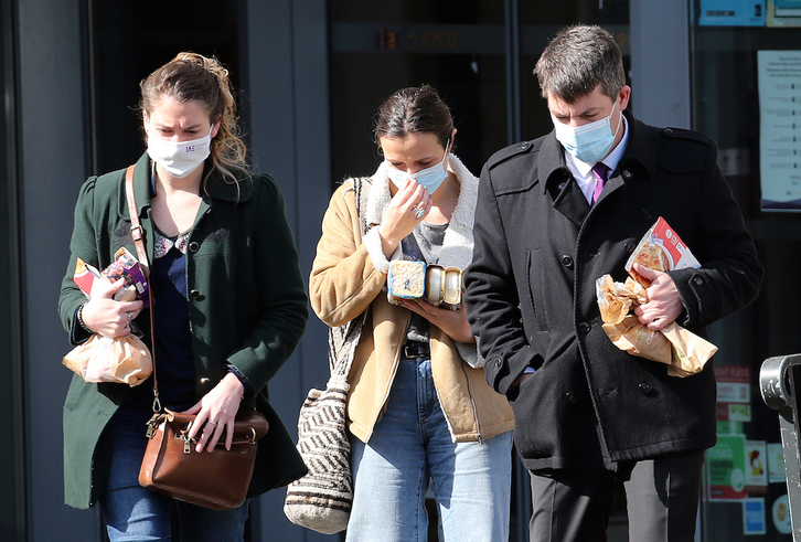 Bazkaria erostea ondoren karrikan edo bulegoan jateko ohitura bilakatu da Baionan, ostatuak eta jatetxeak itxita daudelako. (Bob EDME)