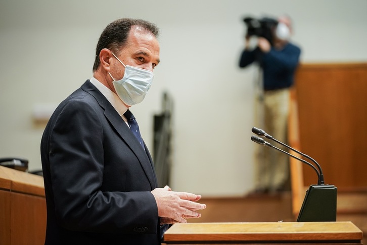 Carlos Iturgaiz, en una intervención en el Parlamento de Gasteiz. (Endika PORTILLO/FOKU)