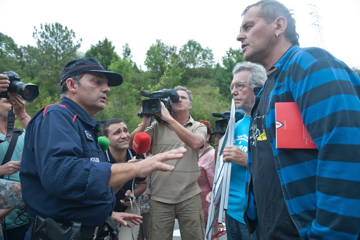 Paulo Agirrebaltzategi frantziskotarrarekin preso gaixoen aldeko martxan baten hasieran 2012an (Jon URBE/FOKU)