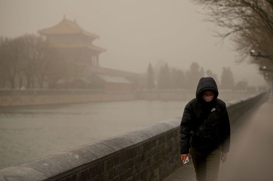 Una mujer camina por el exterior de la Ciudad Prohibida. (Wang ZHAO/AFP)