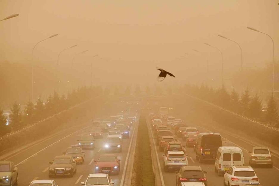 Imagen de una avenida de Pekín durante la tormenta de arena. (Greg BAKER/AFP)