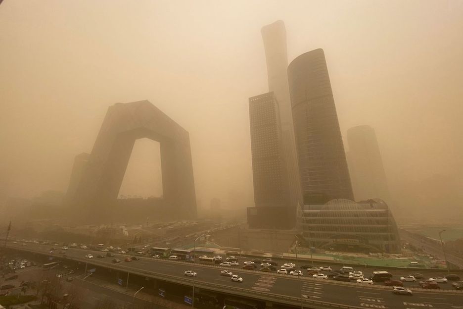 Edificios del distrito financiero de Pekín bajo la tormenta de arena. (Leo RAMIREZ/AFP)