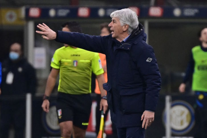 Gian Piero Gasperini, entrenador del Atalanta, dando indicaciones en un partido anterior (Miguel MEDINA / AFP)