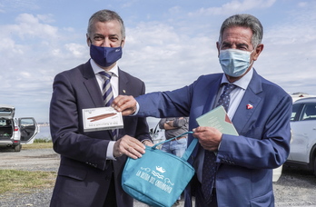 Iñigo Urkulu y Miguel Ángel Revilla posan con los regalos que se hicieron en el acto de Kobaron.      (Marisol RAMÍREZ I FOKU)