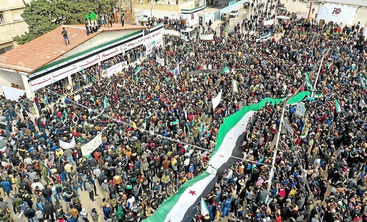 Manifestación en Idleb, controlada por fuerzas yihadistas tuteladas por Turquía. (Omar HAJKADOUR/AFP)