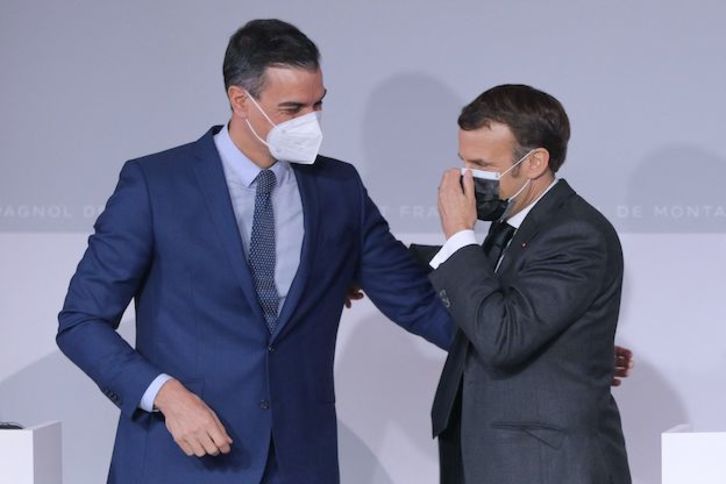 Sánchez junto a Macron. (Jean-Marc HAEDRICH/AFP)