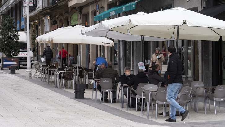 Varios clientes en las terrazas de establecimientos hosteleros en Bilbo, en una imagen de archivo. (Monika DEL VALLE/FOKU)