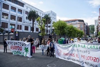 Movilización vecinal contra el proyecto urbanístico del Obispado y Mutualia. (Luis JAUREGIALTZO/FOKU)