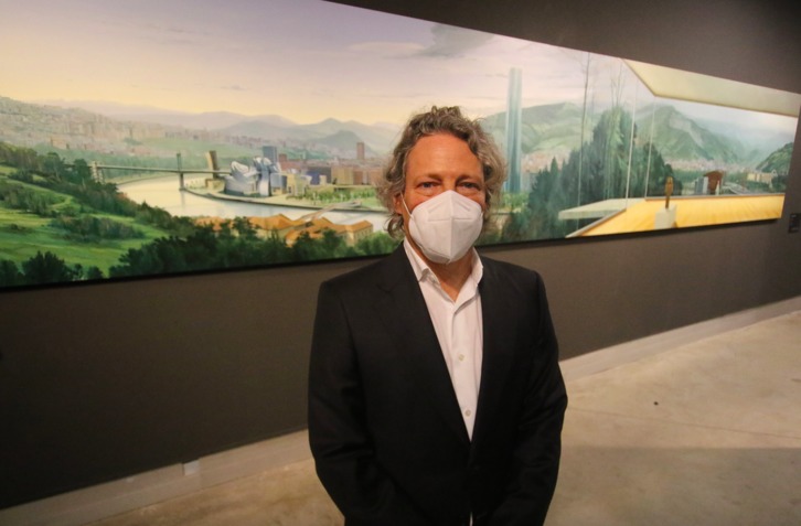 Lazkano, Itsasmuseumen ikusgai jarri duen panoramikaren aurrean. (Oskar MATXIN EDESA)