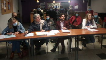 Pertsona migranteen alde ari diren elkarte eta abokatuak prentsaren aitzinean agertu dira Baionan. (ANAIZ AGUIRREL OLHAGARAY)