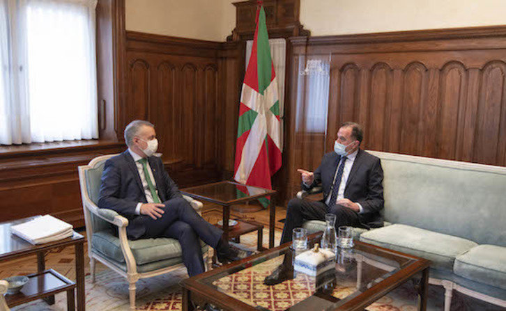 Momento de la reunión de Carlos Iturgaiz con Iñigo Urkullu. (IREKIA)