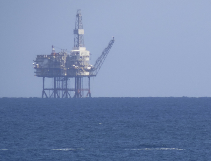 La plataforma La Gaviota está ubicada frente a la costa de Bermeo. (Andoni CANELLADA/FOKU)