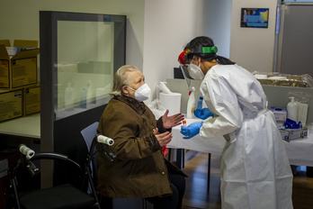Una profesional sanitaria realiza una prueba de detección del covid a un vecino de Zaldibar.     (Jaizki FONTANEDA I FOKU)