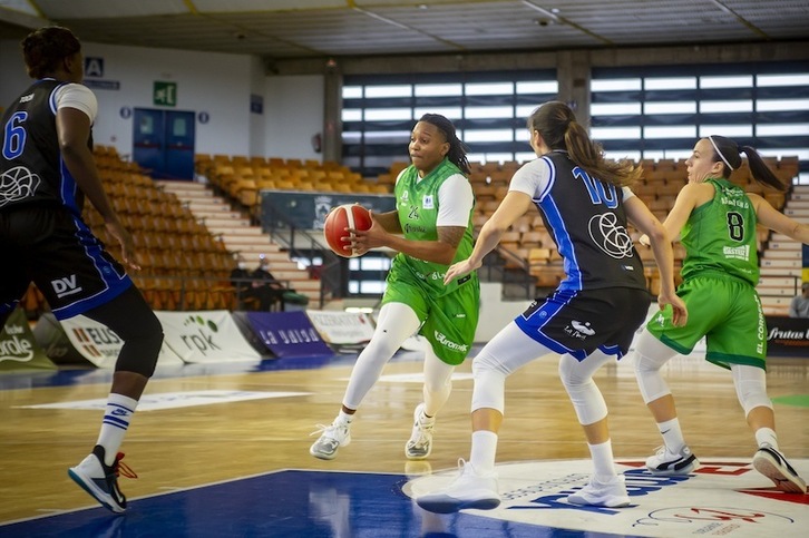 Las penetraciones de Joy Adams se han chocado contra la defensa de Estudiantes. (Jaizki FONTANEDA / FOKU)