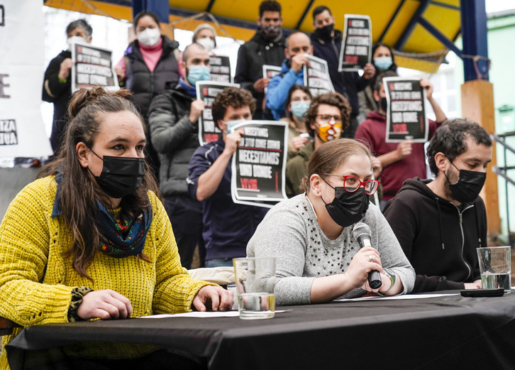 Leonor ha expuesto su situación acompañada de representantes de AZET Etxebizitza Sindikatua. (Marisol RAMIREZ/FOKU)