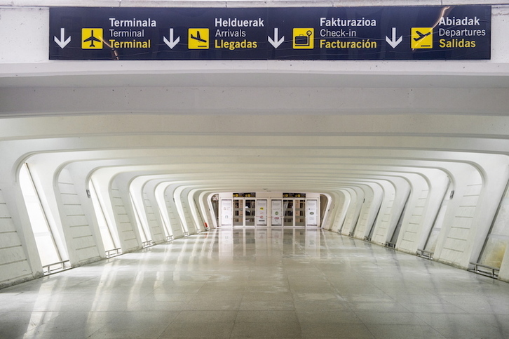 La terminal de Loiu, vacía hace un año con el confinamiento general. (Marisol RAMIREZ | FOKU)