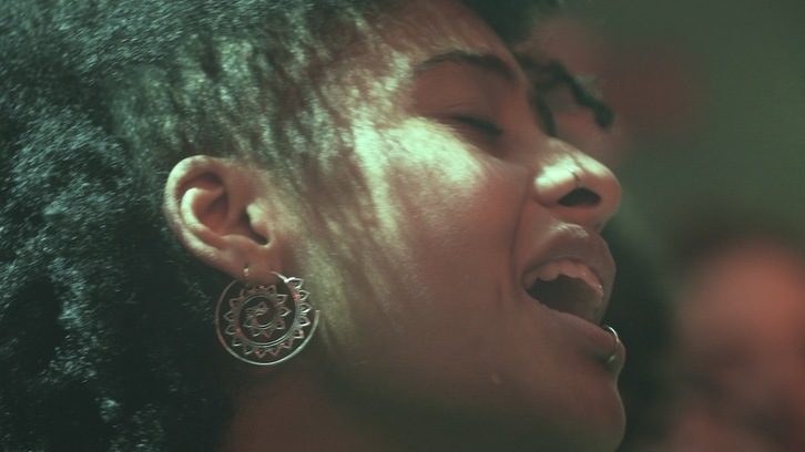 Rostros anónimos entre el público de los conciertos presenciales. (NAIZ)