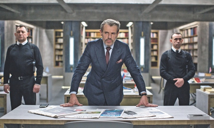 Lambert Wilson como el editor que aísla al equipo de traducción en un búnker. (NAIZ)